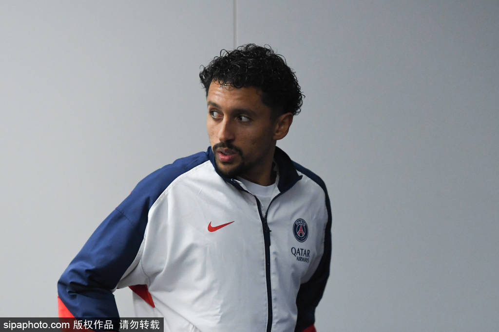 拥有足够的, 他对年轻球